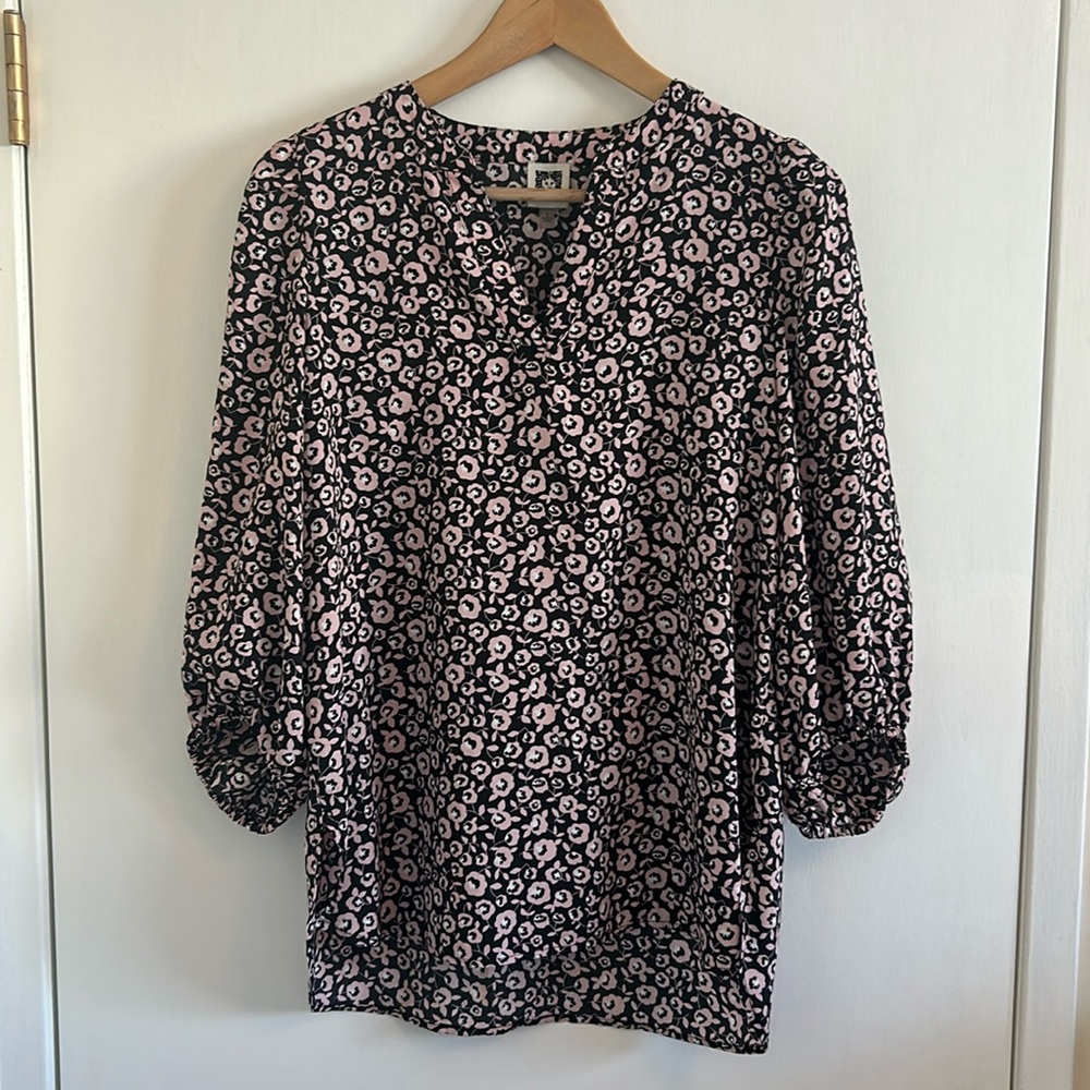 Anne Klein VGUC pink flowered blouse, v neck, 3/4 sleeves, side slits